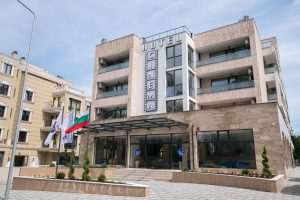 Входът на хотел Синема