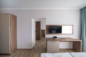 Стая с гардероб и телевизор