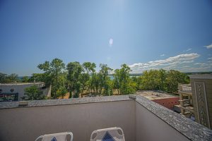 Изглед от покрива към зеленината на Приморско
