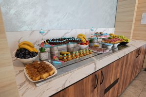 Бюфет с плодове и десерти на закуска