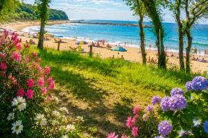 Плажът, гледан през цъфтящи храсти