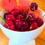 Купа с череши и диня на десертния бюфет