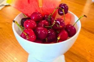 Купа с череши и диня на десертния бюфет