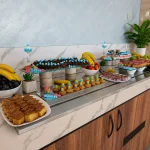 Витрина с десерти и пресни плодове
