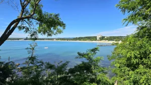 Изглед към залива от морската градина